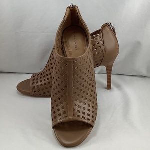 IOB Tahari Womens Pecan Chris Leather Perforated Peep Toe Heels 10